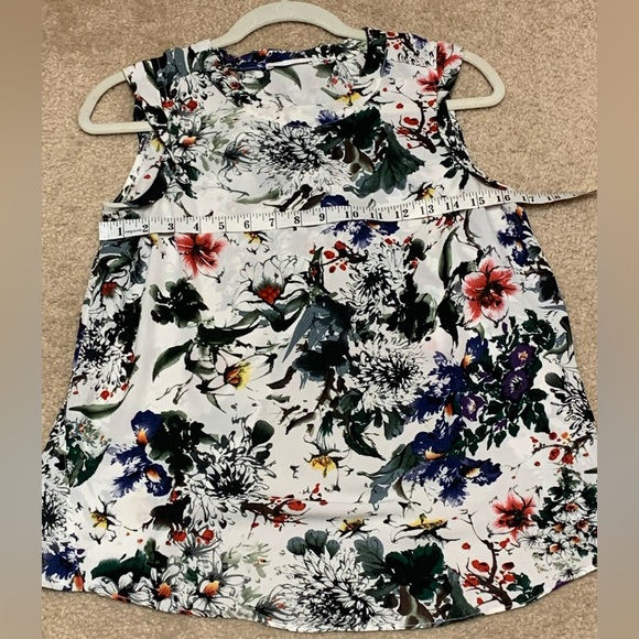 Dalia Sleeveless Floral Blouse with slit in back. - Picture 4 of 5